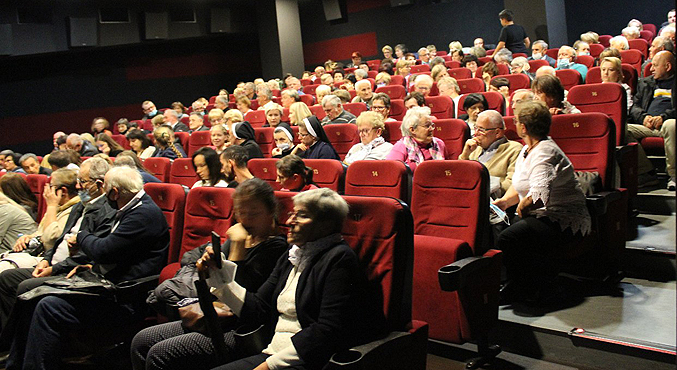 Prawie 120 osób z parafii Miłosierdzia Bożego w niedzielny wieczór 19 września skorzystało z zaproszenia do kina na film „Wyszyński – zemsta czy przebaczenie”.