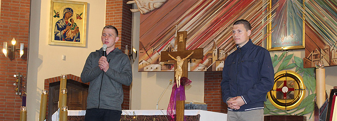 31.03.2019r. na wszystkich mszach świętych swoją historią wyjścia z uzależnień podzielili się Krystian i Fryderyk, z Międzynarodowej Wspólnoty Cenacolo.