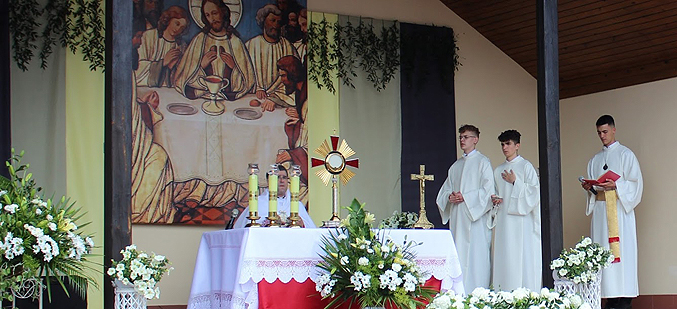 Po mszy świętej ulicami św. Brata Alberta, L. Okulickiego i Czarnowiejską wyruszyła procesja eucharystyczna do czterech ołtarzy (03.06.2021r.), zdj. Małgorzata Toboła.