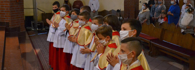 W piątek 19 czerwca, podczas mszy świętej wieczornej, dziesięciu chłopców – aspirantów zostało przyjętych do Liturgicznej Służby Ołtarza (zdj.Krystian Zgraja).