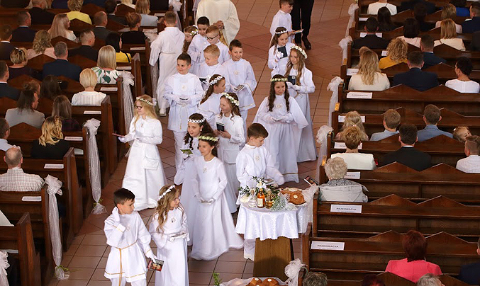 Podczas kazania każde z dzieci rozdało 84 osobom obecnym w kościele „Ewangelię św. Łukasza” i „Ewangelię św. Mateusza” (zdj.Dariusz Toroń)