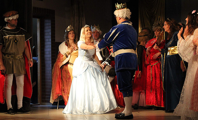 Drugiego czerwca, w sali teatralnej przy parafii Miłosierdzia Bożego w Brzesku wszystkie chętne dzieci spotkały się z Kopciuszkiem. (zdj.Małgorzata Toboła)
