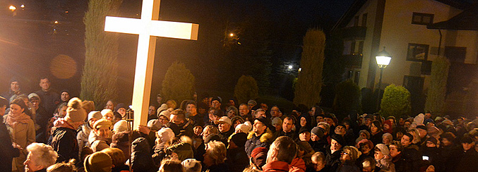 W Wielką Środę, 28 marca 2018 r. w godzinach wieczornych, kilka tysięcy mieszkańców Brzeska przeszło ulicami miasta rozważając Mękę Pańską w czasie plenerowej II Drogi Krzyżowej.