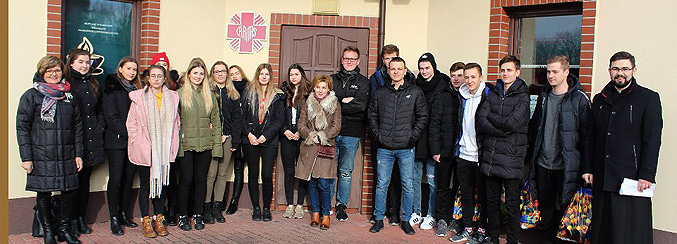 Wolontariusze ze Szkolnego Koła Caritas działającego w ZSP nr 1 w Brzesku wyruszyli w odwiedziny do 45 chorych przebywających pod opieką rodzin w domach na terenie naszej parafii (9.02.2018r),zdj.Małgorzata Toboła.