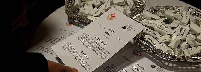 Przy wyjściu z kościoła można było zabrać wydrukowane wskazówki nad czym warto się zastanowić i co spróbować zastosować w życiu mając na względzie VII przykazanie, jak również słodki prezent przypominający o kończącym się Tygodniu Miłosierdzia.