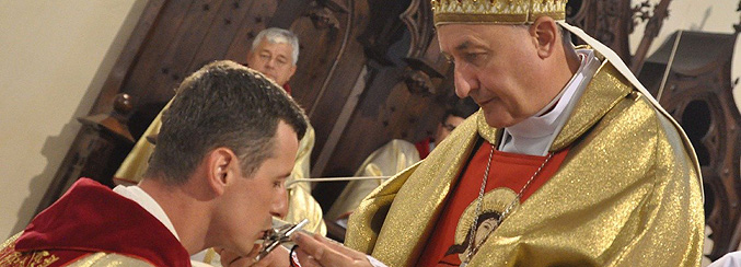Posłanie ks. Przemysława Podobińskiego na misje przez biskupa Andrzeja Jeża, odbyło się podczas Mszy św. w sanktuarium Pana Jezusa Miłosiernego i św. Andrzeja Ap. w Ciężkowicach (zdj. ks. Zbigniew Wielgosz)