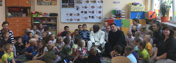 W niedzielę 6 maja 2018 r. odwiedził nas misjonarz ze Stowarzyszenia Misji Afrykańskich - ks. Robbin Kamemba pracujący w parafii św. Marka w Kairze. We wtorek 8 maja misjonarza gościła Szkoła Podstawowa nr 2.