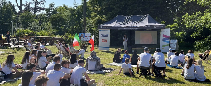 Podczas realizacji projektu odbyły się zajęcia z języka włoskiego, spotkanie z dietetykiem, wspólne przygotowywanie zdrowych sałatek, a wieczorem młodzież obejrzała film biograficzny o Janie Pawle II.