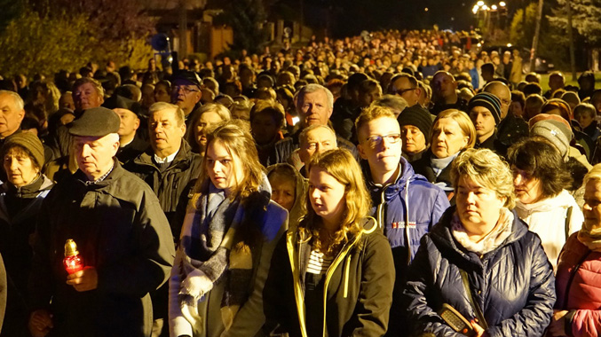 W Drodze Krzyżowej ulicami miasta udział wzięło około dwóch tysięcy osób (12.03.2017r), zdj. Ks. Marian Kostrzewa