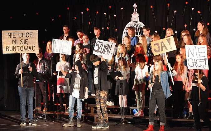 Występ Grupy Teatralnej podczas VI Miesiąca Papieskiego zorganizowanego przez Powiatową i Miejską Bibliotekę Publiczną w Brzesku. (zdj. ks. Zbigniew Wielgosz | FOTO GOŚĆ)