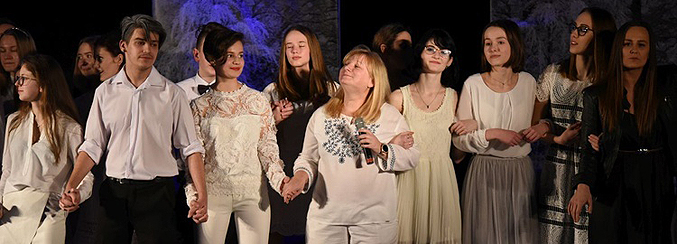 Finałowym utworem, podczas srebrnej gali koncertowej Grupy Teatralnej GT, była piosenka „Przekażmy sobie znak pokoju”.(zdj.ks. Zbigniew Wielgosz/foto Gość)