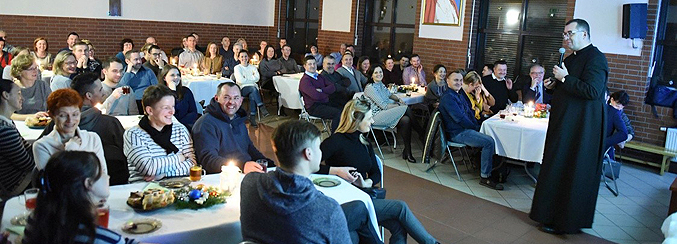 Wykładem ks. Prof. Piotra Łabudy o Świętej Rodzinie, rozpoczęła się 28 grudnia 2018 r. o godzinie 19.00 w parafii Miłosierdzia Bożego w Brzesku II edycja tzw. „Spotkań dla zabieganych” (zdj.Ks. Zbigniew Wielgosz/Foto Gość)